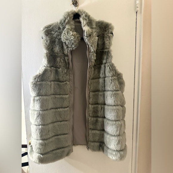 Plus Size faux fur vest - Picture 5 of 9